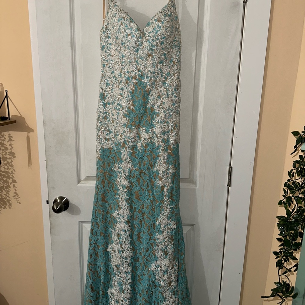 Elegant Lace Evening Gown - Picture 3 of 4